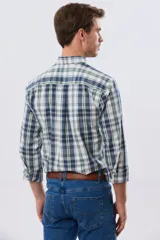 Camisa de manga larga de calce slim, con diseño a cuadros en tonos azul oscuro, verde y blanco. Presenta cuello camisero con botones y bolsillo ojal en el pecho con detalle bordado.