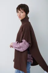 Poncho de tejido de punto color caramelo con cuello alto y diseño holgado sin mangas.