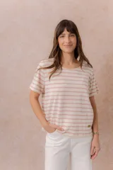 Remera de calce relajado con diseño de rayas horizontales en tonos rosados y blancos, escote redondo y manga corta.