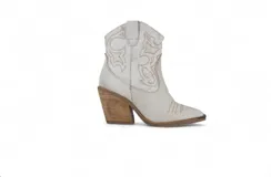 Bota corta estilo texana color blanco con bordados decorativos y taco de madera.