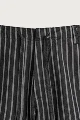 Bermuda cargo relaxed fit confeccionada en denim de mezcla de algodón y lino, con diseño de rayas verticales grises y negras. Cuenta con bolsillos laterales tipo cargo con solapa y cierre frontal con cremallera y botón.