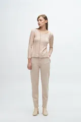 Pantalón tipo jean de corte recto y tiro medio, en color beige con sutiles rayas verticales en tonos tierra.