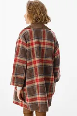 Blazer de corte relajado con estampado de cuadros en tonos marrones, rojos y azules. Presenta solapas de pana en color marrón chocolate, cierre frontal con botones y bolsillos laterales.