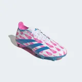 Championes de fútbol Adidas Predator League para terreno firme, con diseño predominantemente blanco, franjas azules y detalles en rosa fucsia. Presentan un patrón gráfico de rayas en rosa sobre la base blanca y las tres franjas características de Adidas en azul.