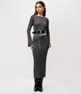 Vestido midi de tejido canelado con efecto metalizado, corte ajustado, cuello redondo y mangas largas. Presenta un diseño elegante con abertura en la espalda.