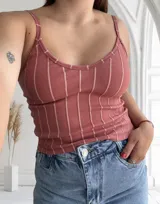 Musculosa de tirantes color rosado con rayas verticales blancas.