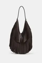 Bolso de hombro tipo shopper color marrón oscuro, con diseño de flecos en capas en toda la superficie. Cuenta con asa de hombro integrada, cierre mediante botón imantado y bolsillo interior con cremallera.