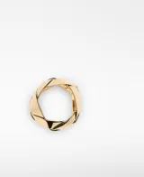 Anillo ancho de metal dorado con diseño geométrico trenzado.
