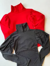 Polera de cuello alto, manga larga abullonada y lurex.