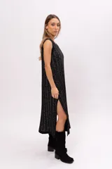 Vestido largo negro con textura brillante, corte recto, cuello redondo y sin mangas.