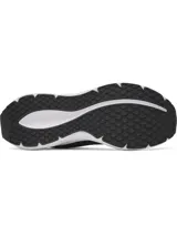 Championes Under Armour modelo Ascend, de color negro con suela blanca. Cuentan con capellada de malla transpirable, amortiguación Charged+ en la mediasuela y el logo de la marca en el lateral y talón.
