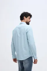 Camisa de manga larga de lino y algodón color celeste, con fit semi slim y cuello clásico.