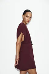Vestido corto de tejido de punto elástico, color bordó, con cuello redondo, manga caída y cierre posterior con cremallera.