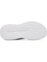 Championes de running Under Armour modelo Phade RN 3, color rosado con suela blanca y logo lateral en blanco. Confeccionados con parte superior de malla ligera y transpirable, plantilla extraíble y entresuela con amortiguación de EVA.