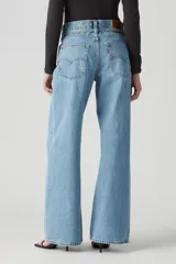 Pantalón de jean de corte recto, color celeste claro, con tiro alto y diseño clásico de cinco bolsillos.