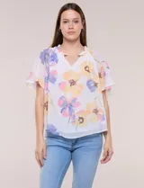 Blusa blanca de doble capa de gasa con estampado floral en tonos amarillos, celestes y rosados, escote en V con frunces y mangas cortas con volados amplios.
