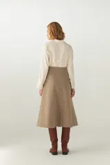 Falda midi evasé de lana color beige con finas rayas verticales y cierre oculto.