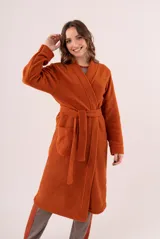 Bata azul marino de toalla con cuello esmoquin, lazo para ajustar en la cintura y bolsillos laterales.