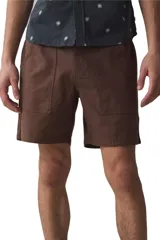 Bermuda marrón de lona con bolsillos delanteros y traseros. Largo de 18 pulgadas.