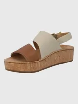 Sandalias de cuero color marrón con plataforma de corcho, tira ancha de cuero sobre los dedos y tira trasera de tela color beige con hebilla.