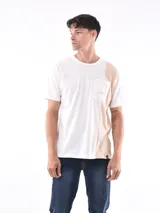 Remera blanca con bolsillo y lateral en color beige.