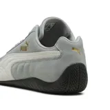 Championes Puma Speedcat OG, color gris con detalles en blanco y dorado.