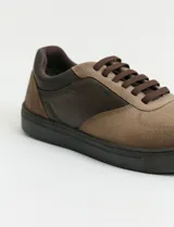 Championes urbanos Freeway, color marrón con paneles en cuero y gamuza, suela de goma oscura y cordones al tono.