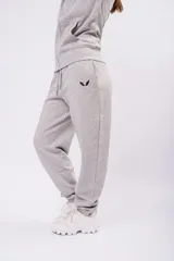 Pantalón de jogging color gris oscuro con efecto lavado, confeccionado en frizza. Presenta cintura elástica con cordón de ajuste y corte relajado.
