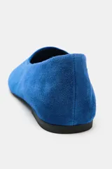 Zapato tipo bailarina de ante en color azul, con acabado en punta redonda y suela plana.