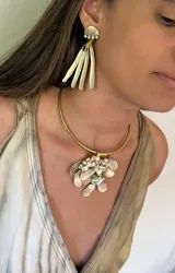 Gargantilla dorada con dije de bronce, nácar y esmalte.