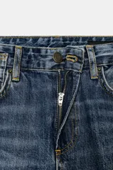 Jeans de tiro medio y corte recto (straight leg) de largo completo, confeccionados en denim azul con efecto lavado y detalle de paneles laterales en tejido a contraste de color más claro.