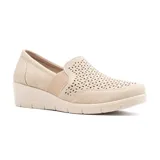 Zapato casual Korium Confort Thia 491 color beige, con capellada calada, elástico lateral y plataforma baja.