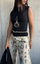 Musculosa negra de cuello alto y corte ajustado al cuerpo, sin mangas.