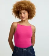 Blusa femenina sin mangas, confeccionada en tejido de algodón con elastano. Presenta un diseño ajustado al cuerpo con escote halter y tirantes finos elásticos.