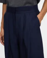 Pantalón ancho azul marino de viscosa y lino, con cintura elastizada en la espalda, doble pinza en el delantero y bolsillos laterales.