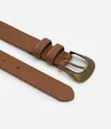Kit de dos cinturones de espesor medio confeccionados en poliuretano con acabado texturizado. Presentan hebillas metálicas con efecto envejecido, pasador fijo y pasantes dobles, con ojales regulables para un ajuste preciso.