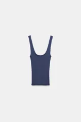 Musculosa de algodón color azul marino, de ajuste slim fit, con escote redondo y terminación ondulada en el bajo.