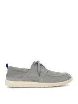 Zapatos slip on grises con cordones elásticos y suela blanca.