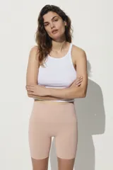 Pack de dos culottes tipo biker moldeadores de tiro alto, confeccionados en tejido elástico seamless con sujeción media en cintura, caderas y glúteos.