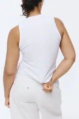 Musculosa de punto acanalado de algodón, color blanco, de corte entallado con escote redondo y sisas ribeteadas.