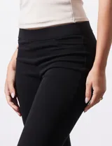 Jegging azul denim de calce ajustado, con pretina elastizada, bolsillos delanteros simulados y bolsillos traseros aplicados. Marca Zac & Rachel.