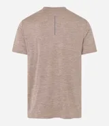 Remera deportiva masculina de manga corta con cuello redondo, confeccionada en tejido técnico con tecnología Dry para mayor transpirabilidad. Presenta detalles reflectantes en los hombros y un diseño liso en color verde melange.