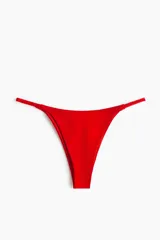 Vedetina de tiro bajo color rojo, con laterales estrechos de diseño trenzado y corte alto en la parte trasera.
