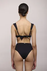 Conjunto de bikini color crema con textura acanalada, compuesto por un top con breteles anchos y una bombacha de tiro alto.