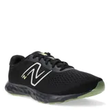 Championes de running New Balance modelo 520 V8, color negro con detalles en verde lima. Presentan una parte superior de malla transpirable con superposiciones sin costuras y una suela con amortiguación liviana.