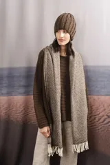 Gorro tejido a mano en punto grueso, con diseño de canalé y textura jaspeada en tonos neutros.