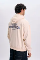 Hoodie de color crudo con capucha y estampa en la espalda con texto azul que dice "RETRO RIDE SEASON" y un diseño de globo terráqueo estilizado.