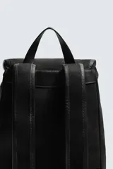 Mochila de cuero con acabado de serraje, cuenta con un compartimento principal con cierre de solapa y cordón ajustable. Incluye asa de mano superior y correas de hombro ajustables.
