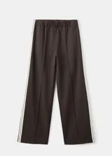 Pantalón deportivo negro con líneas blancas laterales, tiro alto y diseño recto.