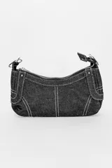 Cartera negra de jean con costuras blancas, cierre superior y correa de hombro ajustable.